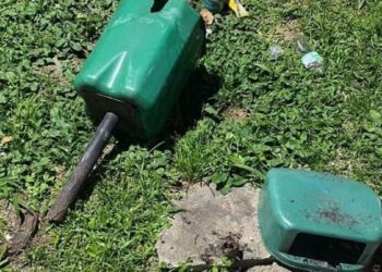 Homem é detido por danificar lixeiras na Praça Ângelo Piazera, em Jaraguá do Sul