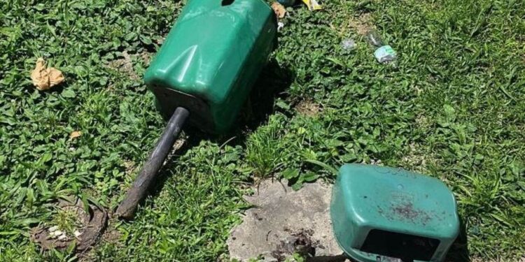 Homem é detido por danificar lixeiras na Praça Ângelo Piazera, em Jaraguá do Sul