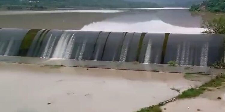 Barragem de José Boiteux começa a verter pela 1ª vez na história