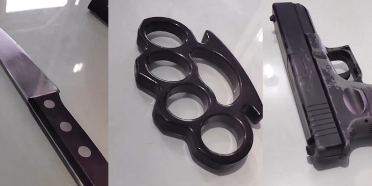 PM apreende faca, soco inglês e simulacro de arma no Centro de Jaraguá do Sul