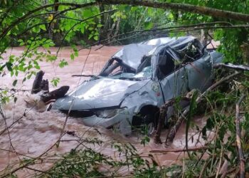 Estrada alagada desmorona e caminhonete é arrastada para rio em SC