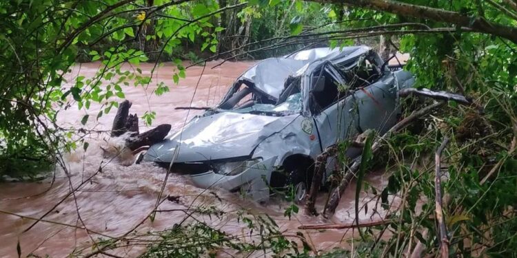 Estrada alagada desmorona e caminhonete é arrastada para rio em SC