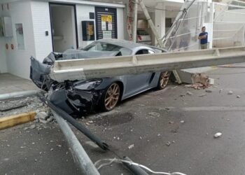 [Vídeo] Porsche de R$ 1 milhão fica destruído em acidente em SC