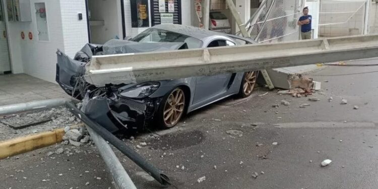 [Vídeo] Porsche de R$ 1 milhão fica destruído em acidente em SC