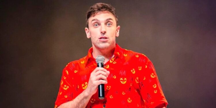 Prefeitura de Pomerode cancela reserva de teatro para humorista Léo Lins