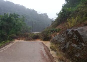 Queda de barreira interdita rua na Tifa Monos, em Jaraguá do Sul
