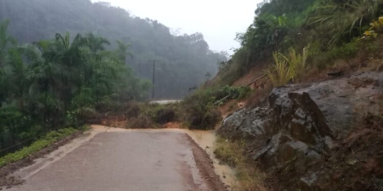 Queda de barreira interdita rua na Tifa Monos, em Jaraguá do Sul