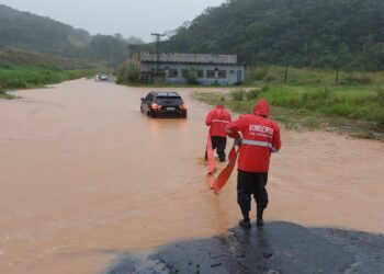 Bombeiros resgatam pessoas ilhadas em carro em Guaramirim