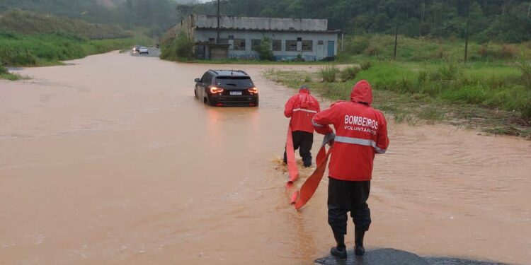 Bombeiros resgatam pessoas ilhadas em carro em Guaramirim
