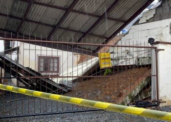 [Vídeo] Duas mulheres são atendidas pelos bombeiros após queda de muro em Jaraguá do Sul