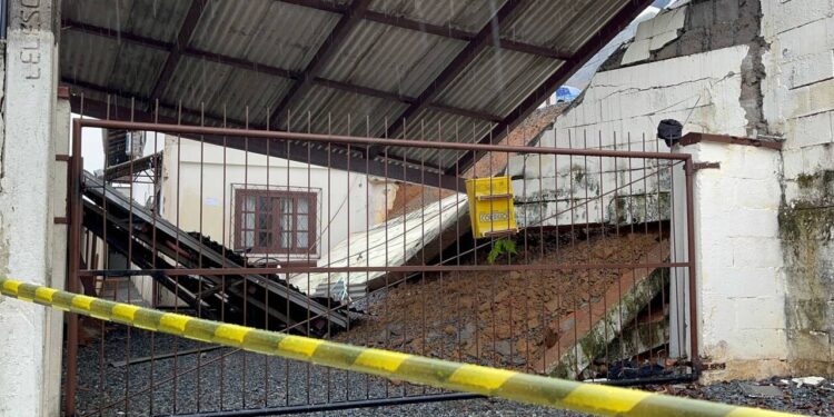 [Vídeo] Duas mulheres são atendidas pelos bombeiros após queda de muro em Jaraguá do Sul