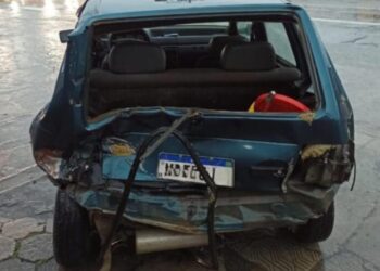 Caminhão bate na traseira de carro em Jaraguá do Sul