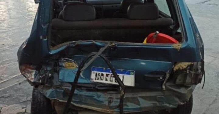 Caminhão bate na traseira de carro em Jaraguá do Sul