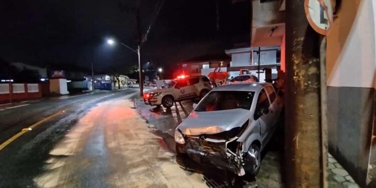 Jovem tenta fugir da PM e acaba preso com carro furtado em Jaraguá do Sul
