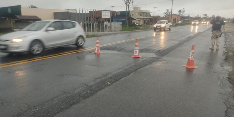 Pista começa a ceder na BR-280, em Araquari