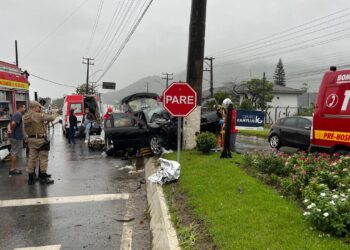 [Urgente] Carro bate contra poste e quatro pessoas ficam feridas em Jaraguá do Sul