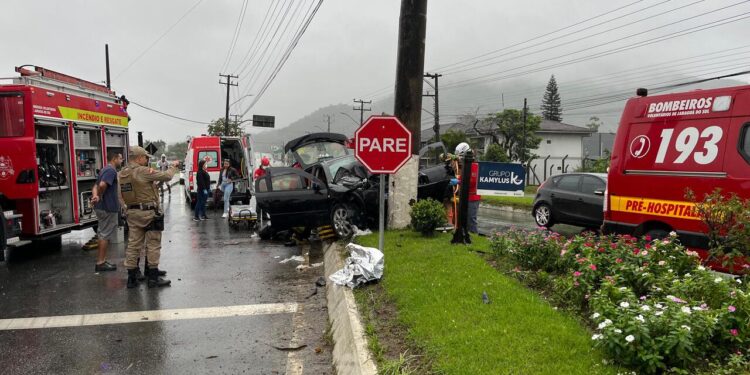 [Urgente] Carro bate contra poste e quatro pessoas ficam feridas em Jaraguá do Sul