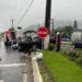 [Urgente] Carro bate contra poste e quatro pessoas ficam feridas em Jaraguá do Sul