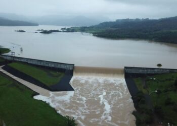 Defesa Civil abre uma comporta da Barragem Oeste de Taió