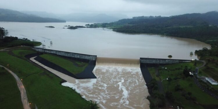 Defesa Civil abre uma comporta da Barragem Oeste de Taió