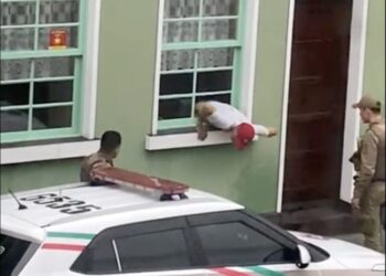 [Vídeo] PM prende homem que tentou furtar restaurante em Pomerode