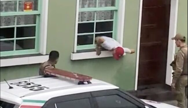 [Vídeo] PM prende homem que tentou furtar restaurante em Pomerode