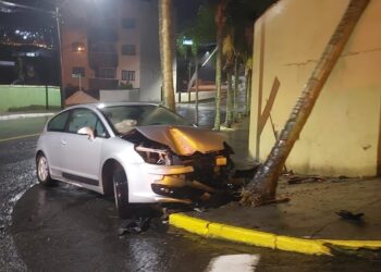 Carro colide contra árvore no Água Verde, em Jaraguá do Sul