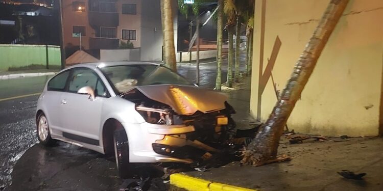 Carro colide contra árvore no Água Verde, em Jaraguá do Sul