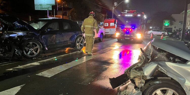 Porsche e Corsa se envolvem em acidente em Jaraguá do Sul