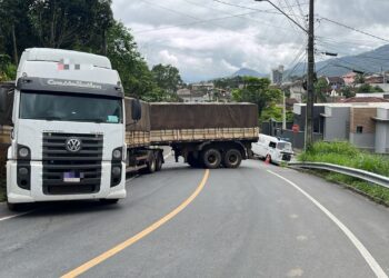 [Vídeo] Aplicativo indica caminho errado, carreta faz “L” e tranca rua em Jaraguá