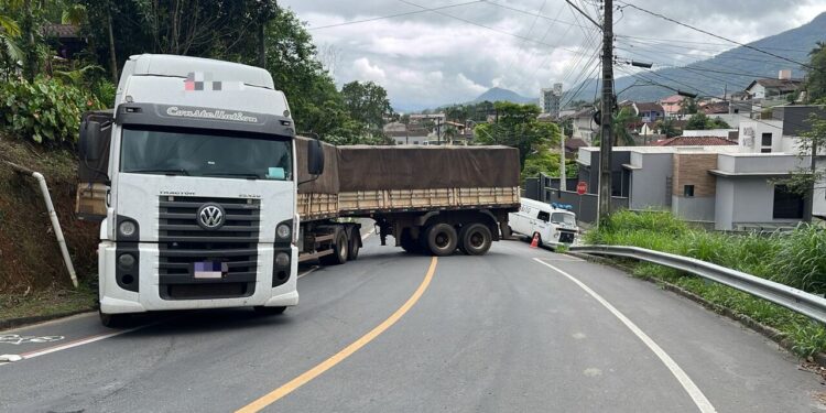 [Vídeo] Aplicativo indica caminho errado, carreta faz “L” e tranca rua em Jaraguá