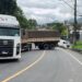 [Vídeo] Aplicativo indica caminho errado, carreta faz “L” e tranca rua em Jaraguá