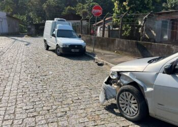 [Vídeo e fotos] Mulher é encaminhada ao hospital após acidente entre dois carros em Jaraguá