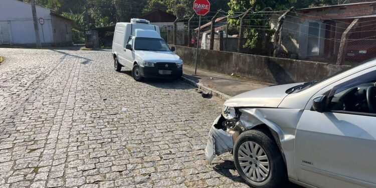 [Vídeo e fotos] Mulher é encaminhada ao hospital após acidente entre dois carros em Jaraguá