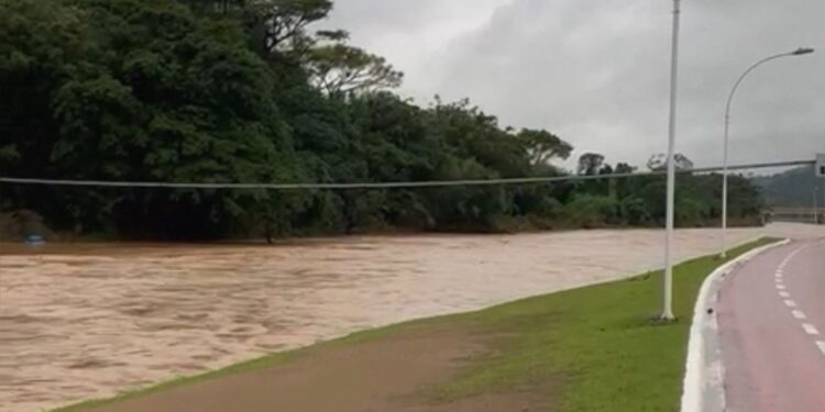 Jaraguá registra mais de 50 mm de chuva em 12 horas