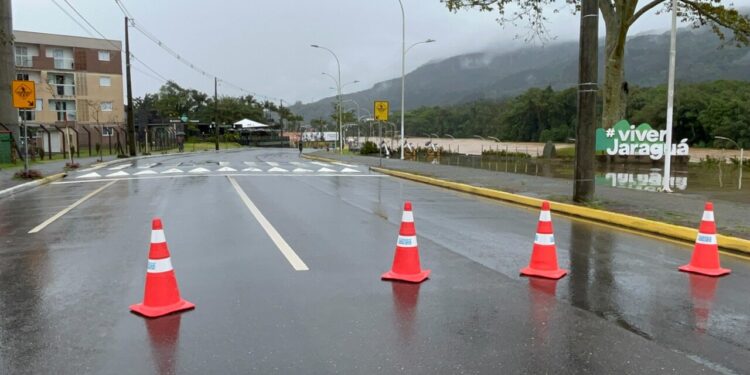 [Vídeo] Via Verde, em Jaraguá do Sul, é interditada