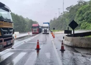 BR-376, que liga SC ao PR, é interditada por conta das chuvas