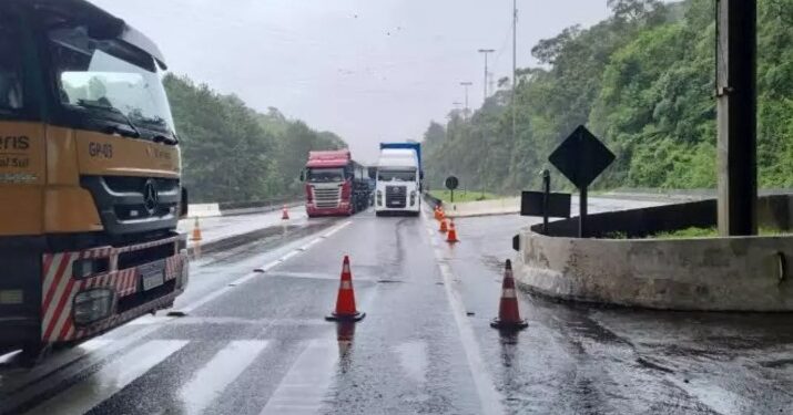 BR-376, que liga SC ao PR, é interditada por conta das chuvas
