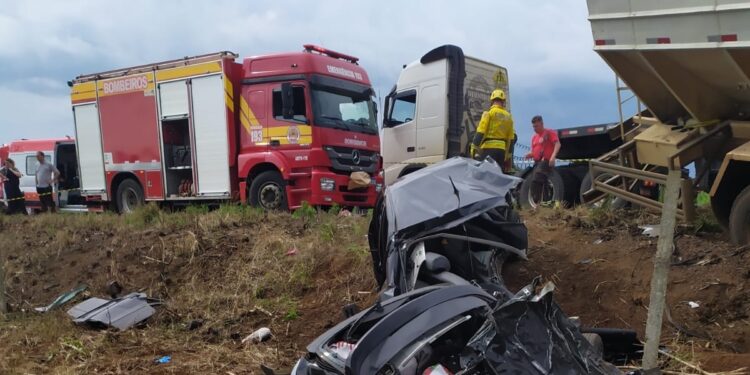 Carro parte ao meio e quatro pessoas morrem em acidente em SC