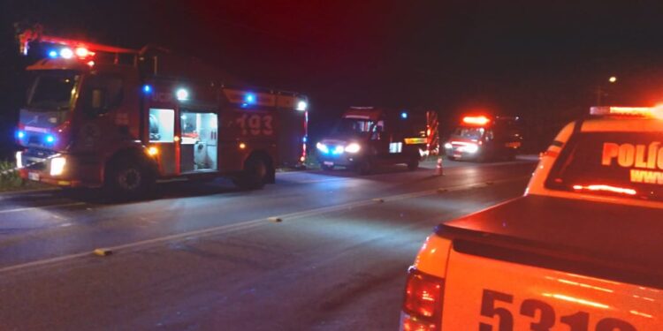 Carro cai em rio após acidente em Massaranduba