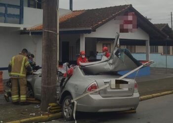 Homem fica gravemente ferido após bater carro contra poste em Jaraguá do Sul