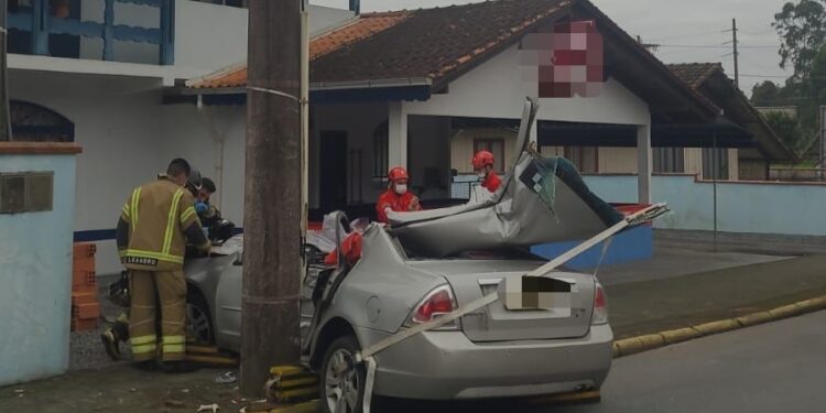 Homem fica gravemente ferido após bater carro contra poste em Jaraguá do Sul