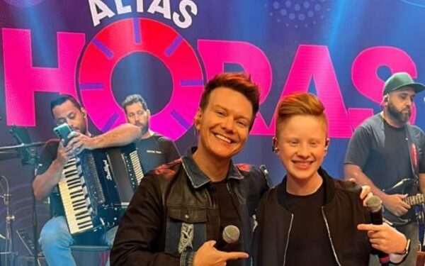 Gustavo Bardim e Michel Teló participam do programa Altas Horas, da TV Globo