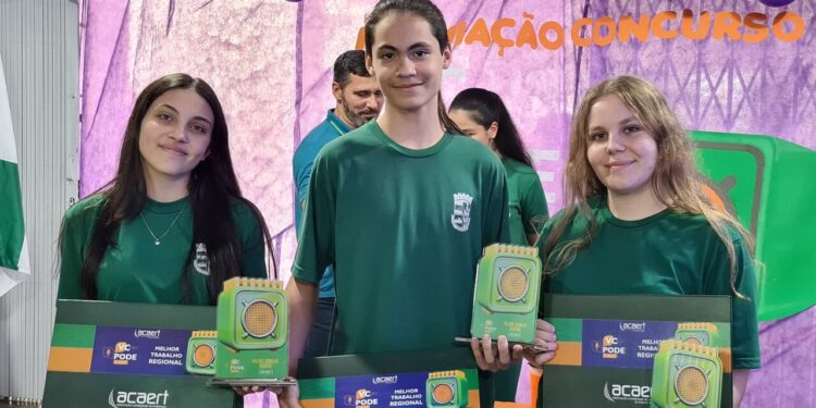Escola Municipal Helmuth Guilherme Duwe ganha etapa regional do concurso ‘VcPodeCast’, da ACAERT