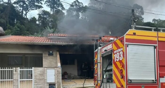 Homem é suspeito de incendiar casa e matar 6 gatos da ex-companheira em SC