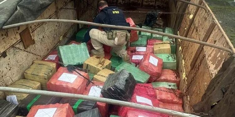 Sete toneladas de maconha são encontradas em carreta em Barra Velha