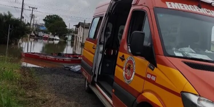 Homem morre eletrocutado em rua alagada no Norte de SC