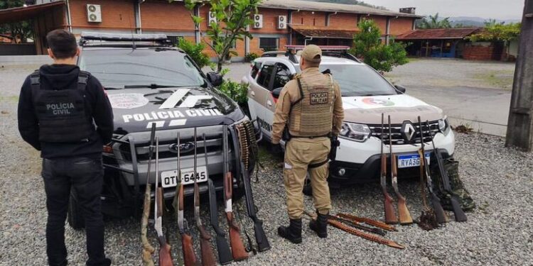 Armas e munições são apreendidas em Schroeder