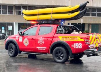 Bombeiros resgatam pessoa no rio em Jaraguá do Sul