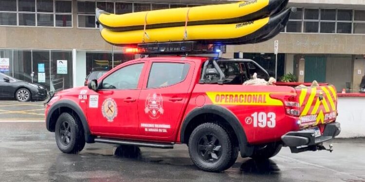 Bombeiros resgatam pessoa no rio em Jaraguá do Sul